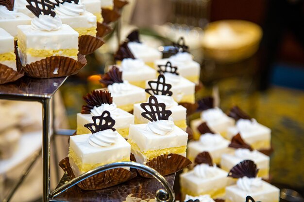 Padaria de bolos e chocolates em uma bandeja.