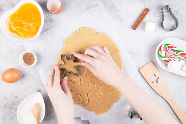 Padaria de natal. mulher fazendo pão de mel, cortando biscoitos de massa de pão de mel.