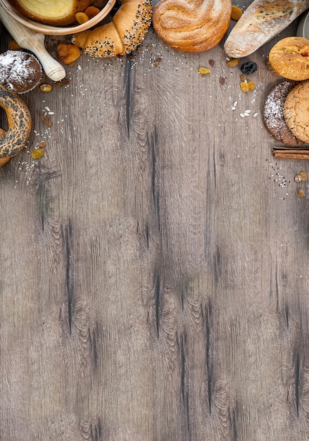 Foto padaria de pastelaria fresca na mesa de madeira