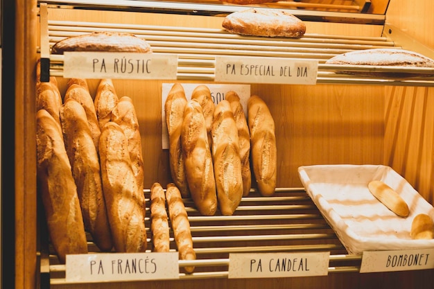 Padaria moderna com diferentes tipos de pão e seu nome em pão rústico espanhol pão francês pão especial do dia na Espanha