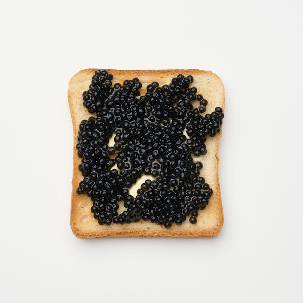 Paddlefish-Kaviar auf einer quadratischen Scheibe weißem Weizenmehl. Draufsicht auf weißen Tisch