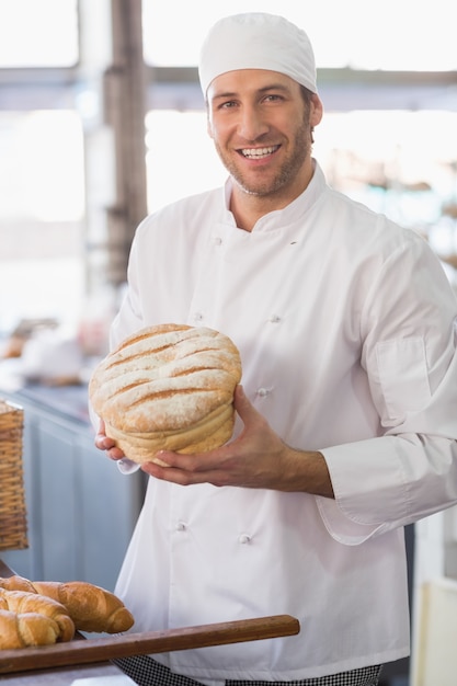 Padeiro feliz com pão