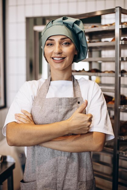 Padeiro feminino na cozinha com croissants