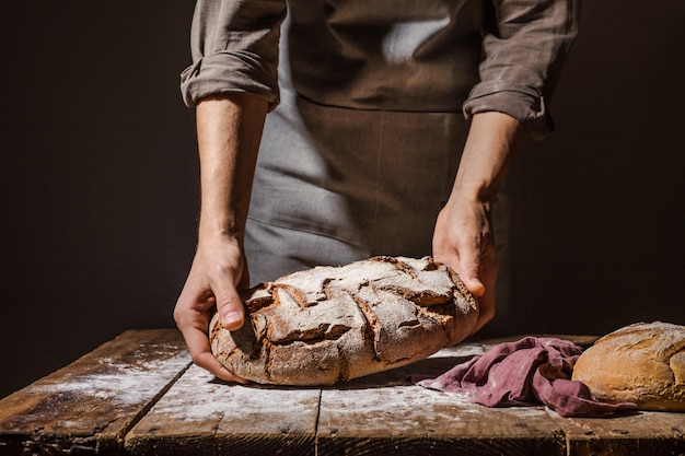 Padeiro ou chef segurando pão fresco