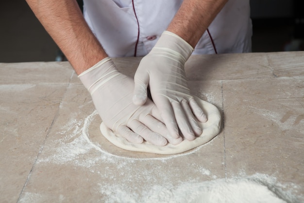 Padeiro preparando pizza