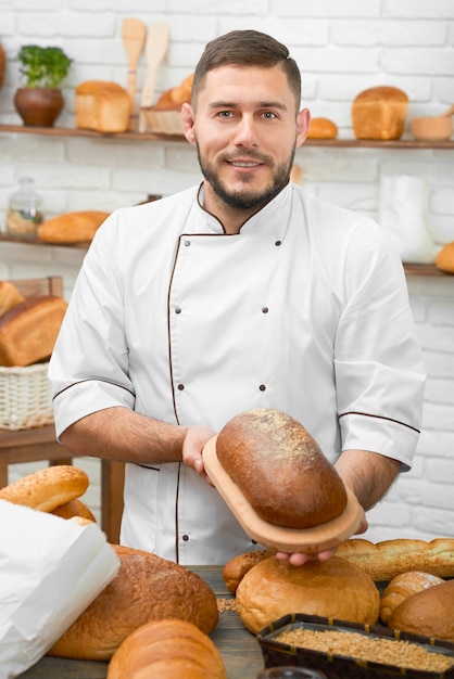 Padeiro profissional em sua loja