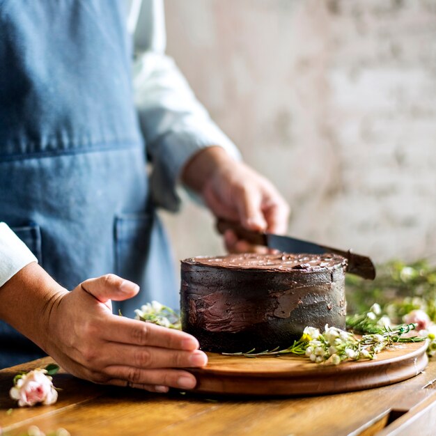 Padeiro, projetando, um, floral, bolo chocolate