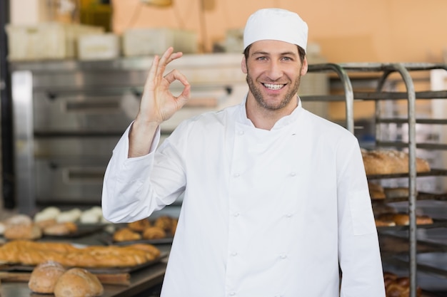 Padeiro sorridente olhando a câmera