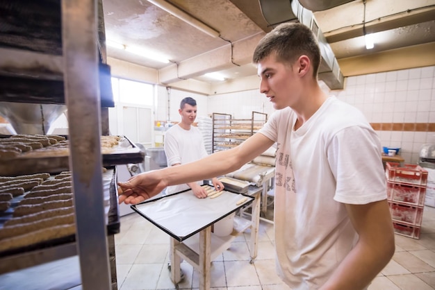 padeiros preparando a massa para produtos em uma padaria tradicional