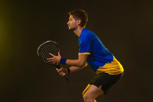 Padel tênis duplas Dois atletas jogadores com raquete Homem e mulher com raquette de padel na quadra conceito de esporte Baixe uma foto de alta qualidade para o design de um aplicativo de esportes