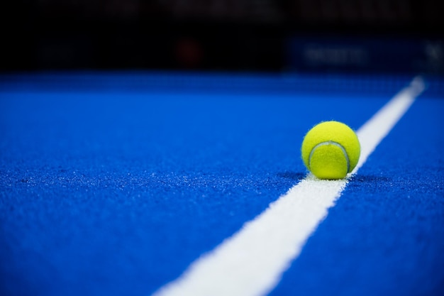 Padelball auf der Linie des Platzes