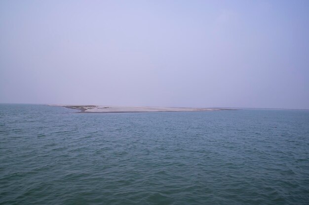 Padma River Bluewater e isla de arena con cielo azul hermosa vista del paisaje