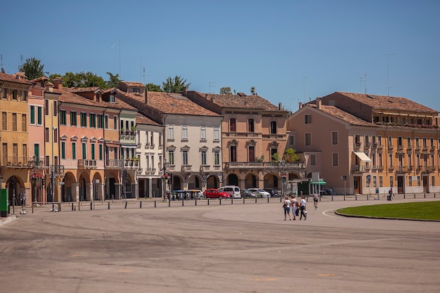 PADOVA, ITÁLIA, 17 de julho de 2020: Prato della Valle, uma praça famosa na cidade de Pádua, na Itália