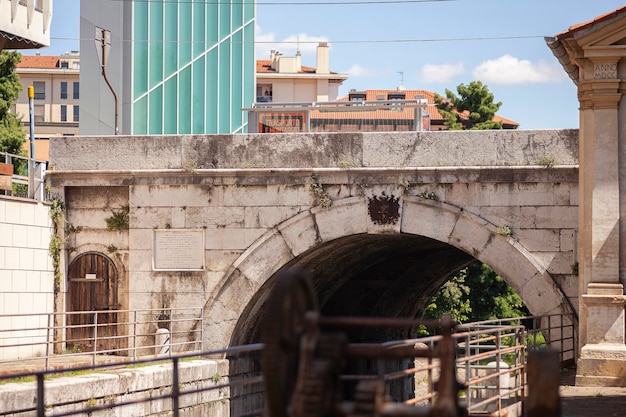 PADOVA, ITÁLIA, 17 DE JULHO DE 2020: Antiga ponte em Pádua, Itália