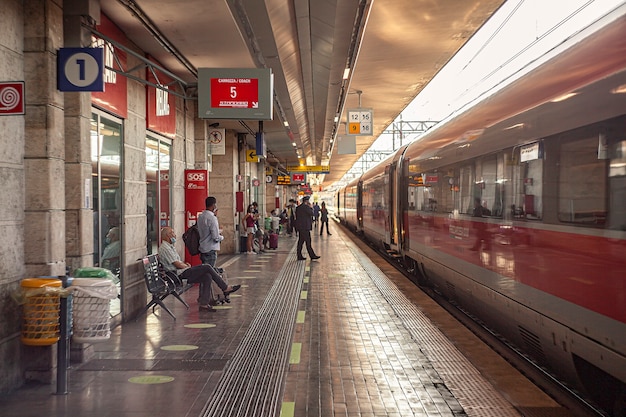 PADOVA, ITALIA 17 DE JULIO DE 2020: Estación de tren de Padua con tren y gente