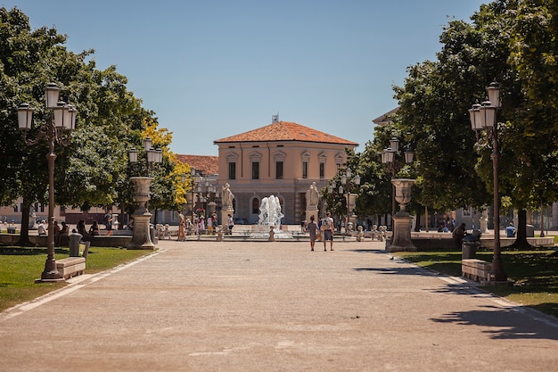 PADOVA, ITALIA 17 DE JULIO de 2020: Prato della Valle, una famosa plaza en la ciudad de Padua en Italia