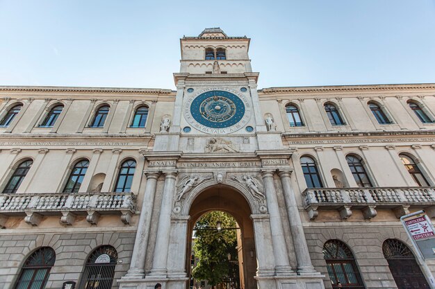 PADOVA, ITALIA 17 DE JULIO DE 2020: Torre del reloj en Padua en Italia