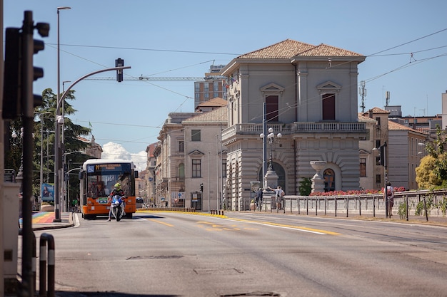 Foto padova, italia 17 de julio de 2020: vista de la calle de padua