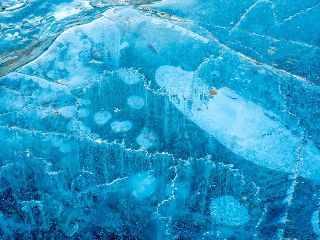 Padrão abstrato de gelo no lago na cratera Kerid, antigo vulcão tranquilo na Islândia na temporada de inverno