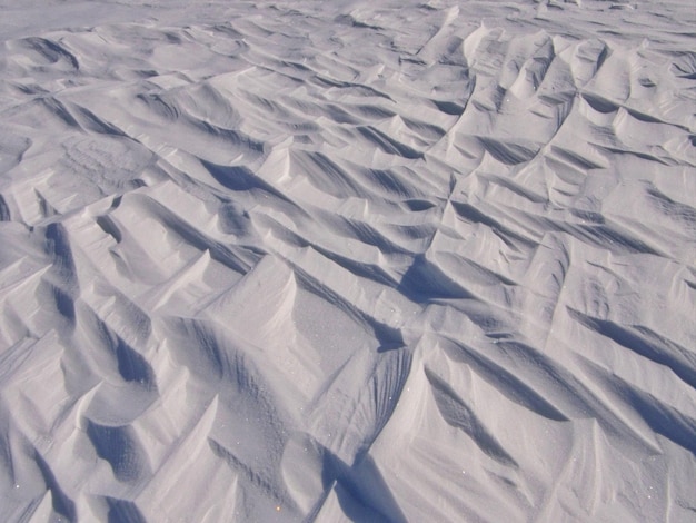 Foto padrão abstrato de ondas em um campo coberto de neve no ártico da rússia