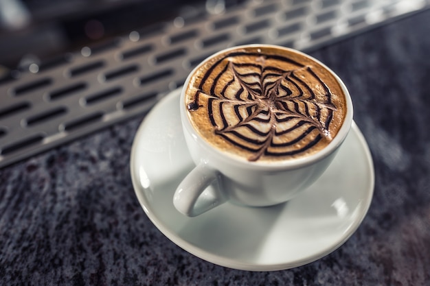 Padrão artístico da arte do café no café com leite ou cappuccino.