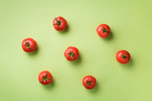 Padrão criativo de tomates vermelhos. Design minimalista. Vegetariana, vegan, alimentos orgânicos e conceito de refeição alcalina