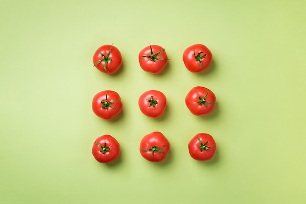 Padrão criativo de tomates vermelhos. Design minimalista. Vegetariana, vegan, alimentos orgânicos e conceito de refeição alcalina