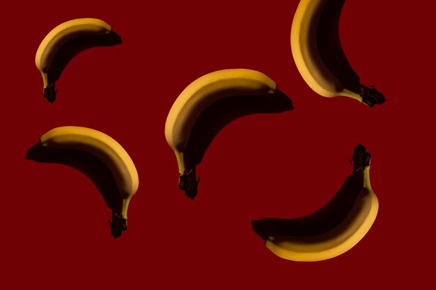 Foto padrão de banana em fundo vermelho