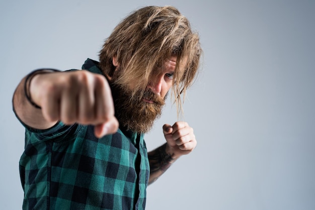 Padrão de beleza masculino parecendo tão moderno, agressivo, agressivo, homem barbudo, lutando com soco, hipster brutal, com bigode, modelo, usar roupas casuais