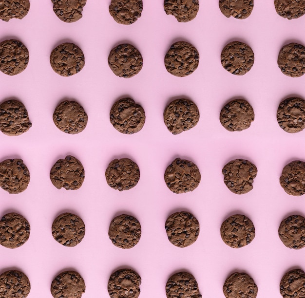 Padrão de biscoitos de chocolate no fundo rosa
