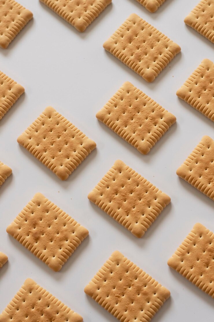 Foto padrão de biscoitos doces em fundo branco