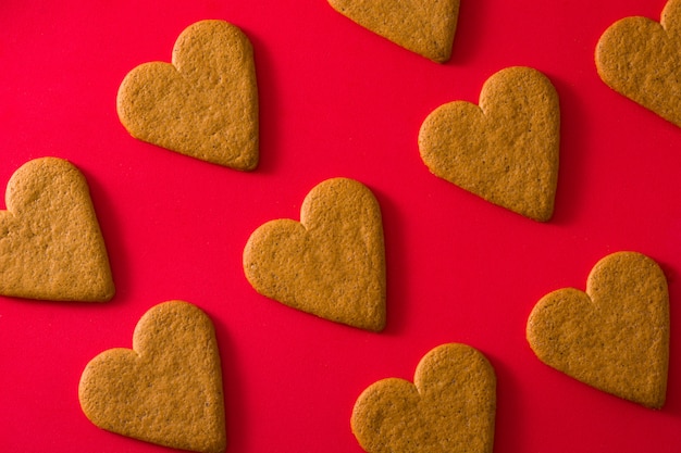 Padrão de biscoitos em forma de coração na superfície vermelha