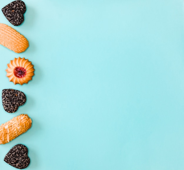 Foto padrão de cookies na superfície azul