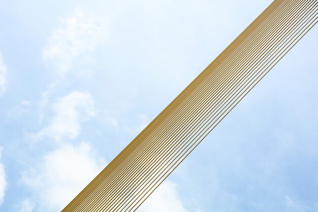 Padrão de corda de fio amarelo na ponte suspensa