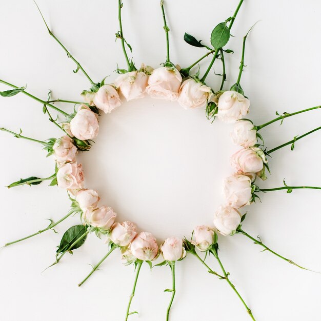 Padrão de coroa de armação redonda com rosas isoladas em branco