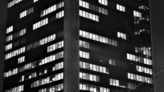 Padrão de edifícios de escritórios janelas iluminadas à noite arquitetura de vidro edifício corporativo