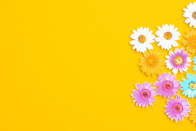 Padrão de flores coloridas de madeira em fundo amarelo