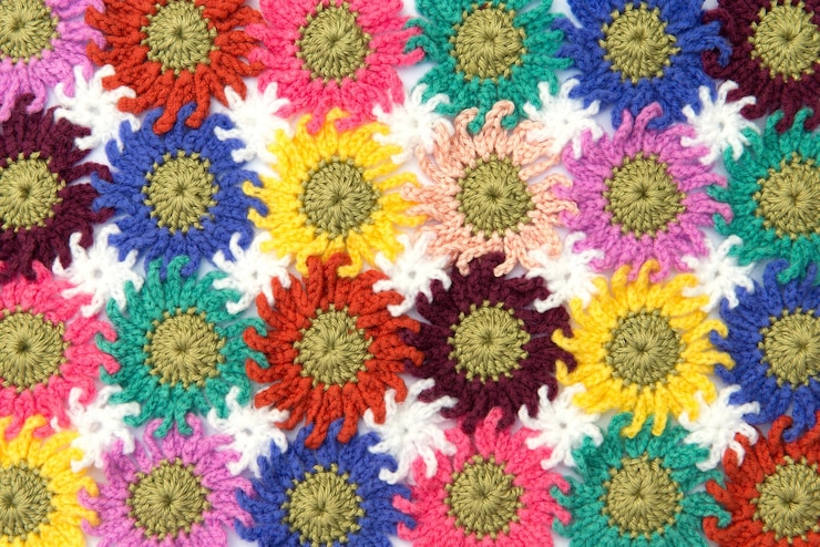 Foto padrão de flores de tecido de crochê em fundo branco caseiro