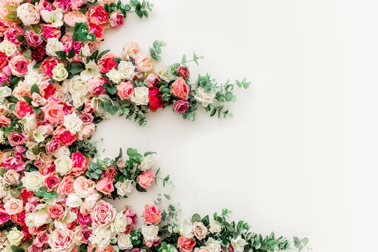 Padrão de flores feito de rosas beige rosa botões de flores em fundo branco plano lay vista superior