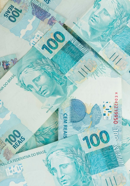 Foto padrão de fundo de notas de cem reais. dinheiro brasileiro.