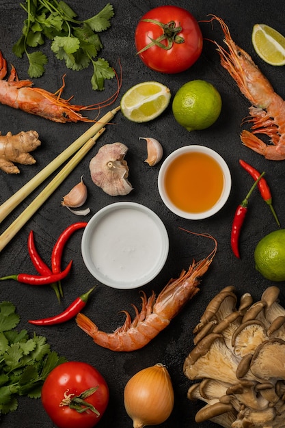 Padrão de ingredientes para a sopa de tom yum em um fundo preto