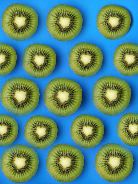 Padrão de kiwi em uma superfície azul