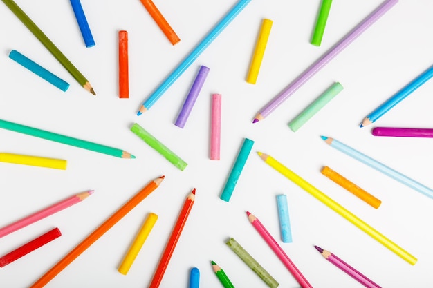 Padrão de lápis de cor e pastel sobre fundo branco Conceito de escola de desenho para crianças planas