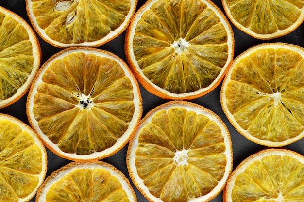 Padrão de layout criativo de fatias de laranja secas. Fundo de natal.