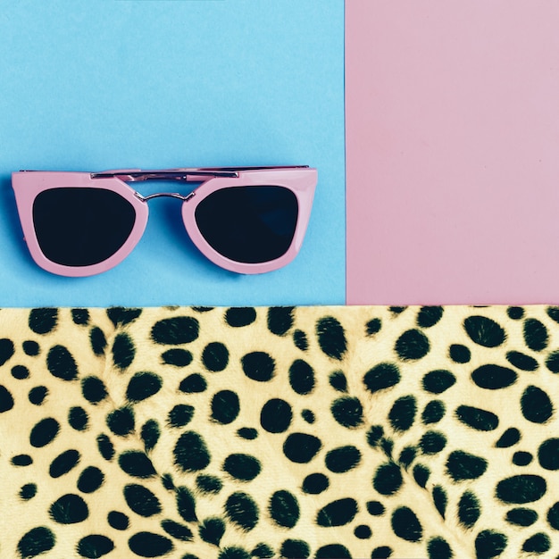 Padrão de leopardo da moda. . Óculos de sol rosa. Predatória em tendência.