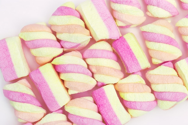 Padrão de marshmallow. Zéfiro listrado amarelo e cor-de-rosa delicado.