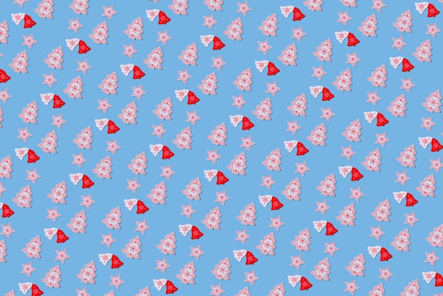 Padrão de Natal criativo com decorações de ano novo. Natal padrão moderno feito de decorações de Natal. Fundo azul