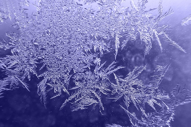 Padrão de neve no vidro de geada. Cor muito Peri do ano