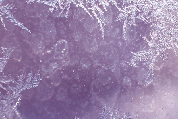 Padrão de neve no vidro por causa da geada