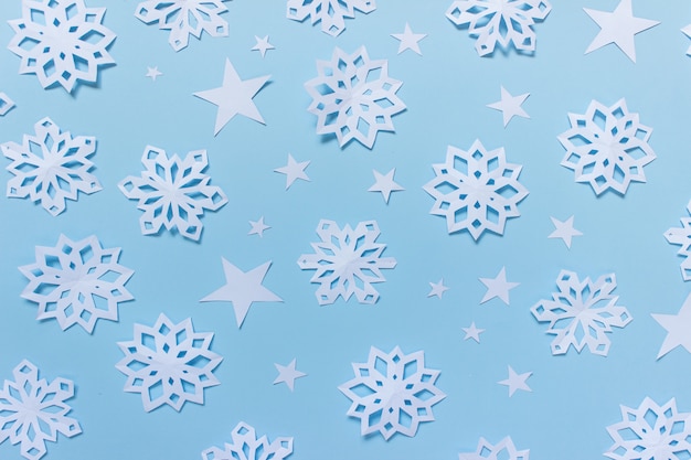 Padrão de papel com flocos de neve e estrelas